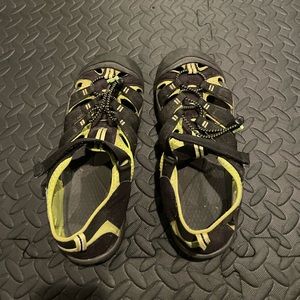 Boys size 7 youth Keen sandals